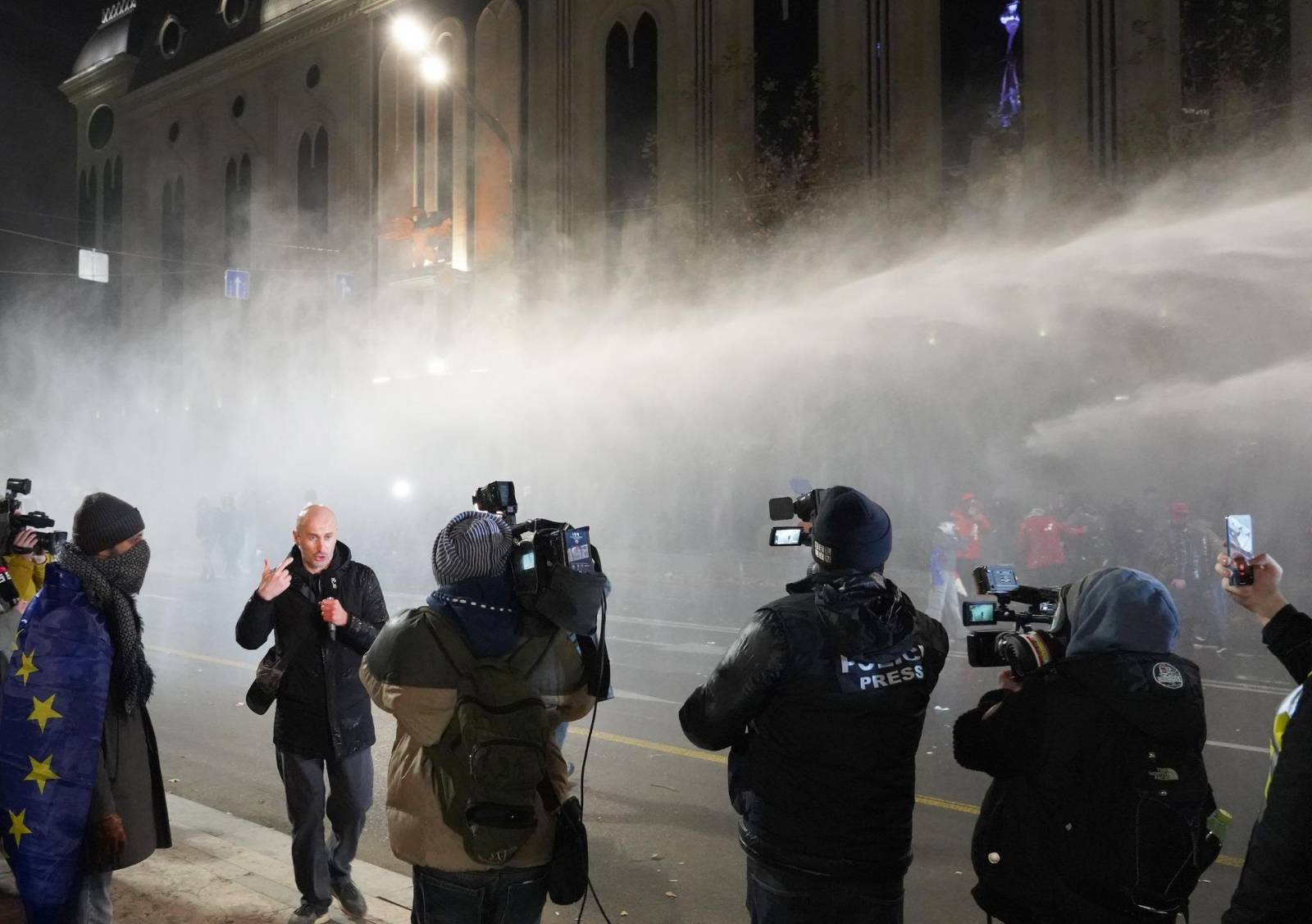 6-7 დეკემბრის ღამეს საპროტესტო აქციის გაშუქებისას დააკავეს, დაშავდა და მუშაობაში შეეშალა ხელი მედიის 6  წარმომადგენელს