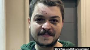 “რადიო თავისუფლების” პროდიუსერს, ბექა ბერაძეს, რომელიც პროევროპულ აქციებზე დაზარალდა, სასამართლომ სიტყვიერი გაფრთხილება მისცა