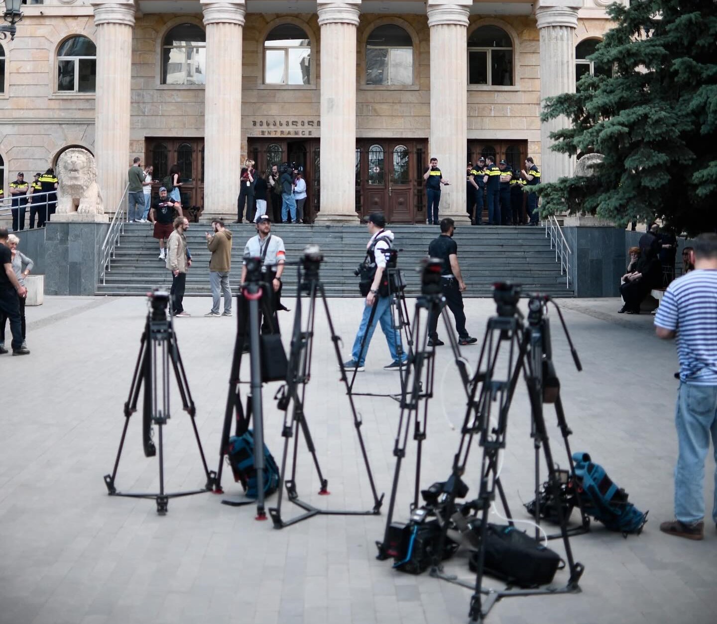 მოსამართლე ეკა ბარბაქაძემ ფოტოგრაფებს სასამართლო სხდომაზე მუშაობა შეუზღუდა