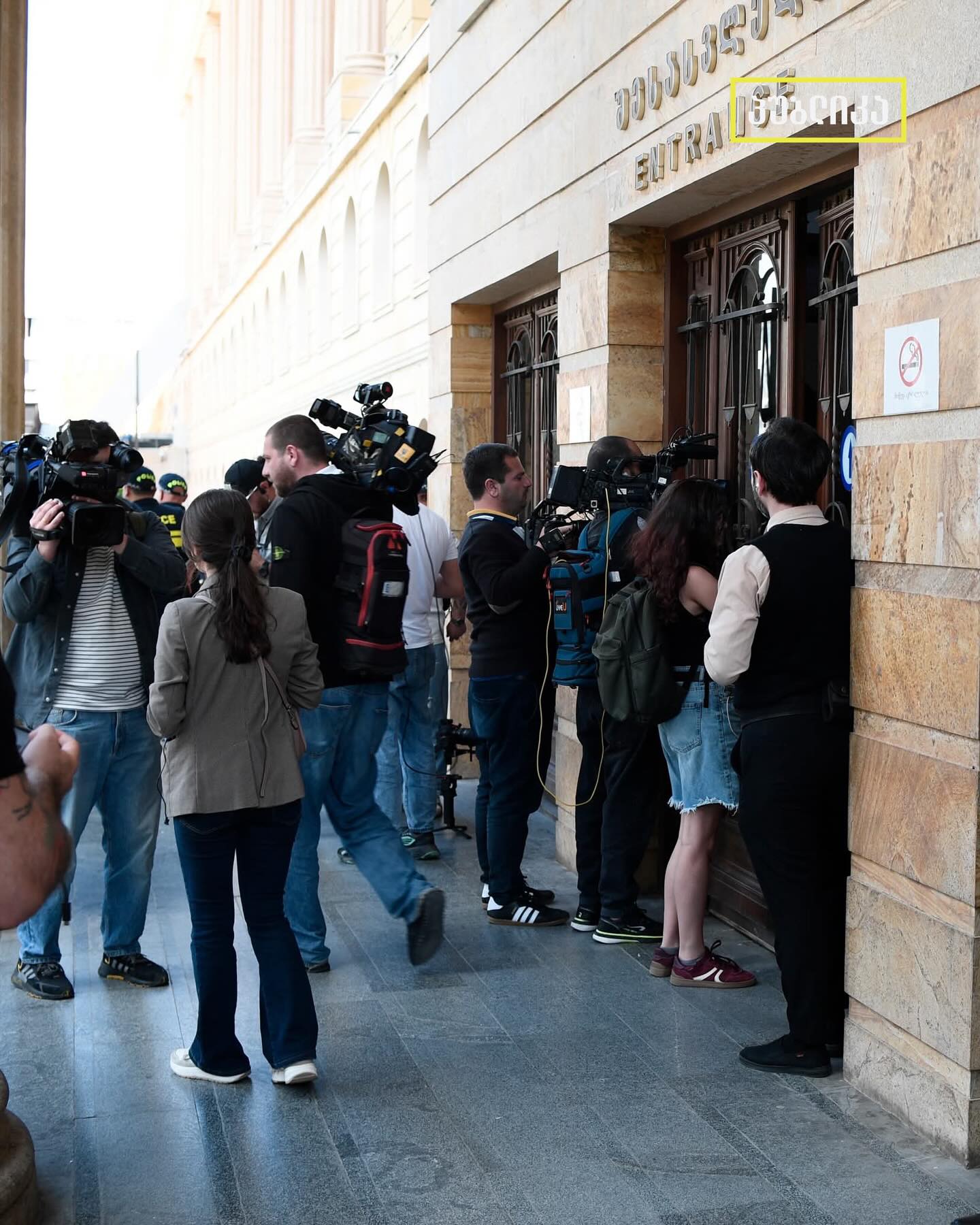 საქართველოს პარლამენტში უსაფრთხოების ყვითელი დონე ამოქმედდა და მედიის თავისუფლად მუშაობა კვლავ შეიზღუდა