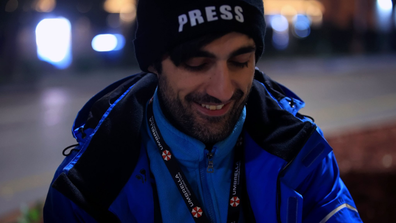 ფოტოგრაფ  გიორგი თარხნიშვილს შინაგან საქმეთა სამინისტრო “გზის გადაკეტვას” ედავება მაშინ, როდესაც ის პროფესიულ მოვალეობას ასრულებდა